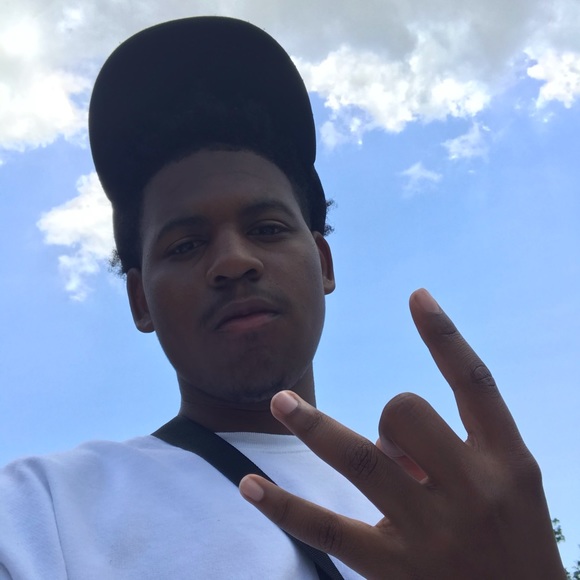 Profile Picture of David Austin (@davidaustin832) on Poshmark