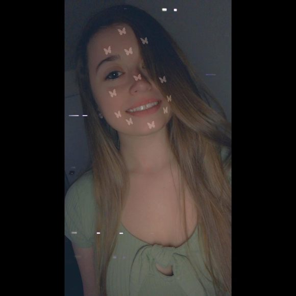Profile Picture of Lexxayye Wehmeyer (@hulover0802) on Poshmark