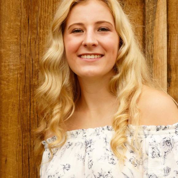 Profile Picture of Christina Kocian (@ninakocian) on Poshmark