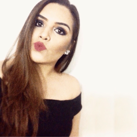 Profile Picture of Desiree Lagos (@desireeelagos) on Poshmark