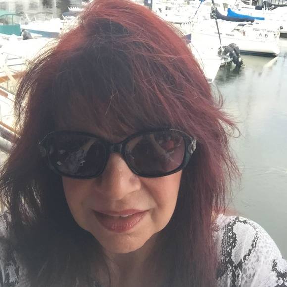 Profile Picture of Joanne Crooker (@joeelsie) on Poshmark