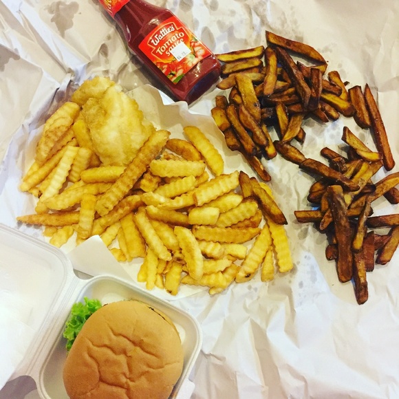 Profile Picture of Katie Woolcott (@katiewoolcott) on Poshmark