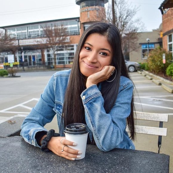 Profile Picture of Joslyn Munoz (@joslynm) on Poshmark