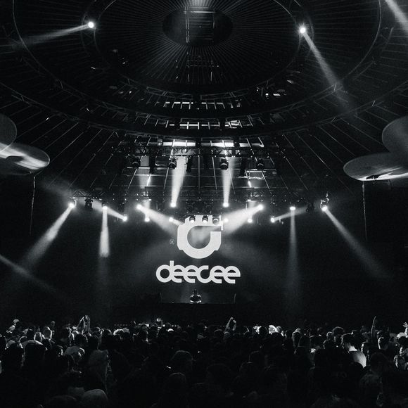 Profile Picture of Derek Chen (@derekchen13) on Poshmark