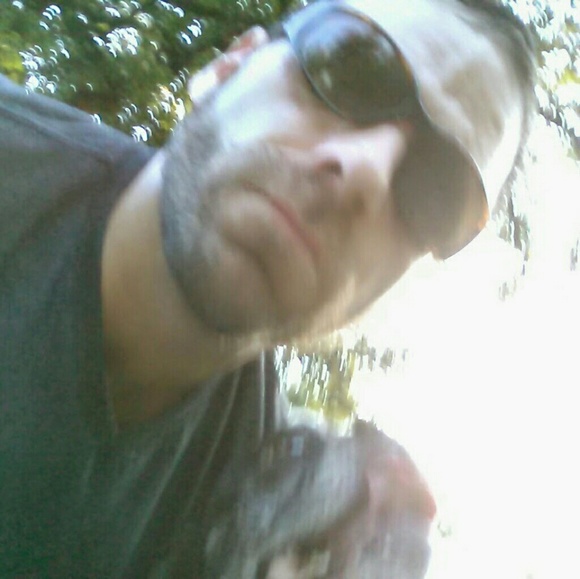 Profile Picture of David Conn (@daveco1972) on Poshmark