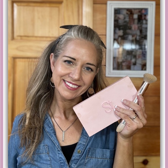 Profile Picture of Susanne Schneider (@nannystraub) on Poshmark