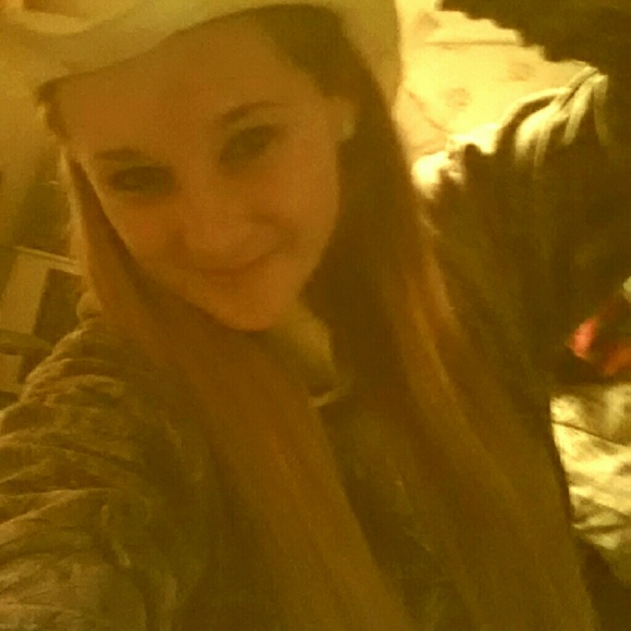 Profile Picture of Ashley Sharp (@asharp1405) on Poshmark