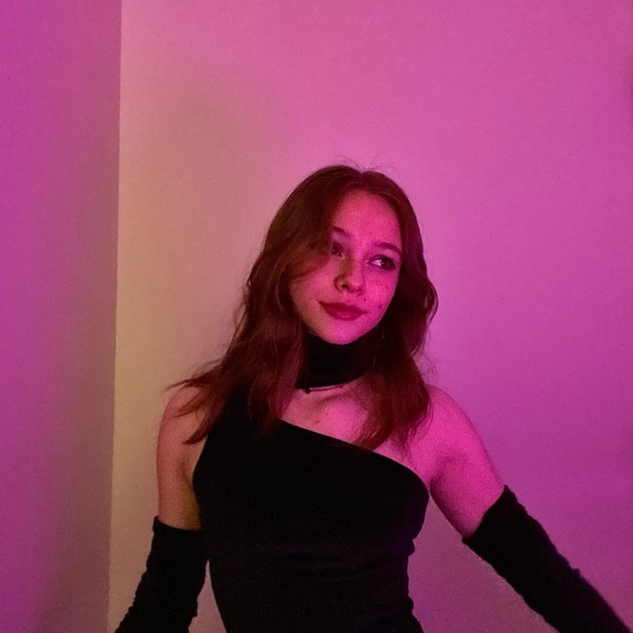 Profile Picture of Sapphire Kenitzer (@sapphirekk) on Poshmark