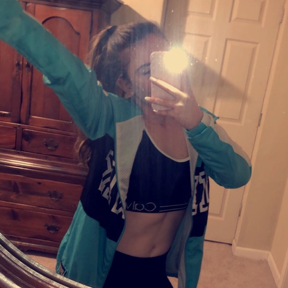 Profile Picture of Victoria Warsing (@vwarsing) on Poshmark