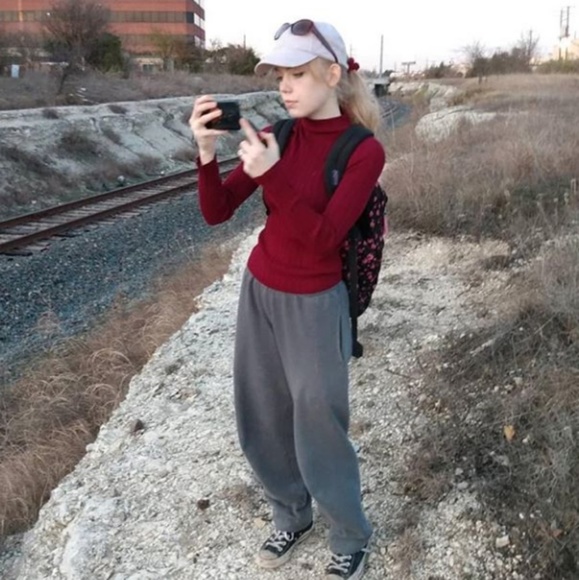 Profile Picture of Rebecca Lassiter (@whitespongecake) on Poshmark