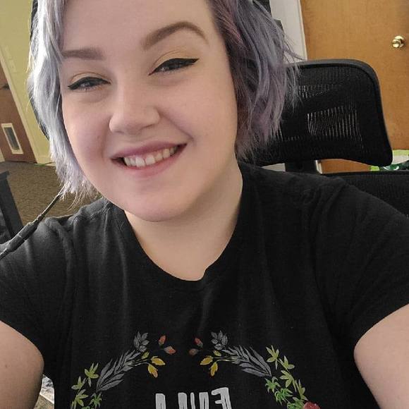 Profile Picture of Julia Hargens (@215999) on Poshmark