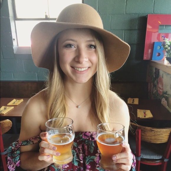 Profile Picture of Melissa Querrey (@mquerrey) on Poshmark