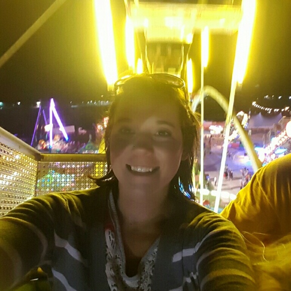 Profile Picture of Ashley Groelle (@ashley042588) on Poshmark