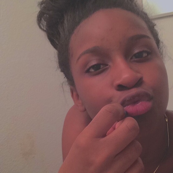 Profile Picture of Amira Levingston (@adoremiraa) on Poshmark