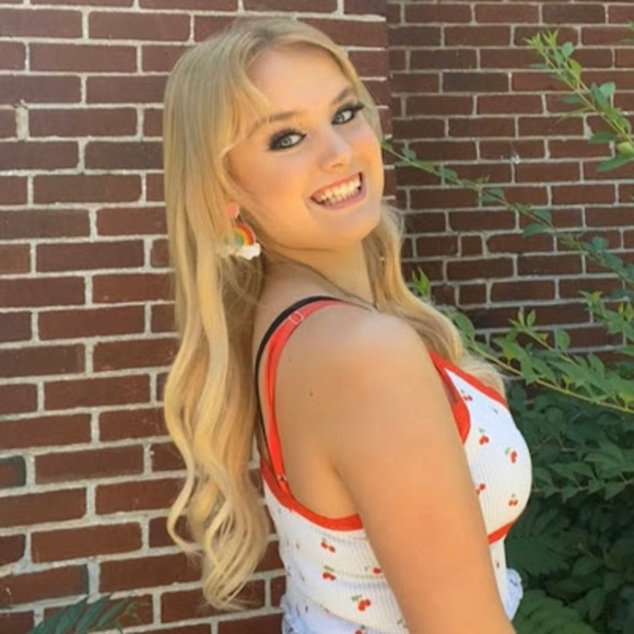 Profile Picture of Lucy Stevens (@23stevensl) on Poshmark