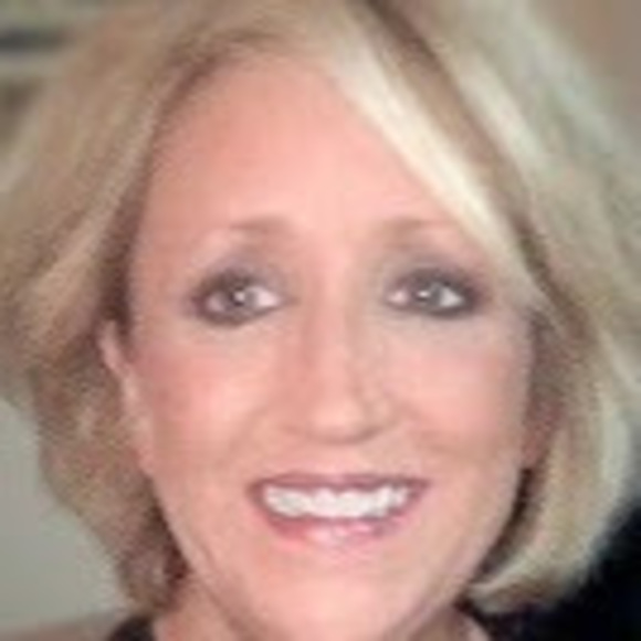 Profile Picture of Kelly Steeb (@omahatherapy) on Poshmark
