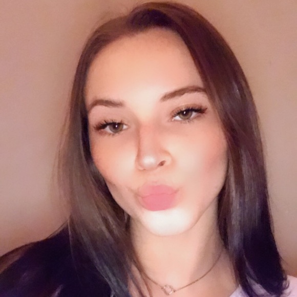 Profile Picture of Brandi Hosfield (@brandihosfield) on Poshmark