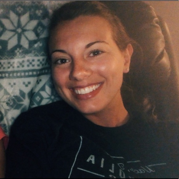 Profile Picture of Alicia Boothe (@alicia_boothe) on Poshmark