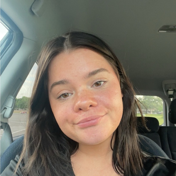 Profile Picture of Adeline Yates (@adelinemable) on Poshmark