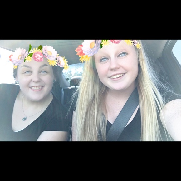 Profile Picture of Olivia Walls (@owalls21) on Poshmark