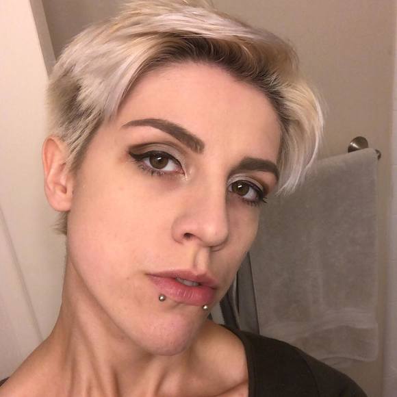 Profile Picture of Allison Dewald (@allisondewald) on Poshmark