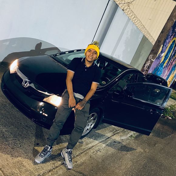 Profile Picture of Jonathan Velasquez (@jonathanvelasqu) on Poshmark