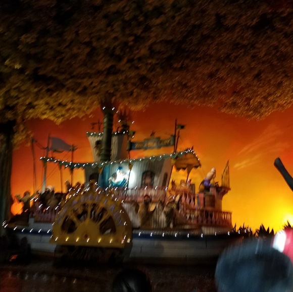 Profile Picture of Nineth Lopez (@nineth1875) on Poshmark