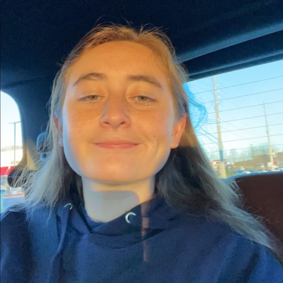 Profile Picture of Brittney Waldheim (@brittwaldheim) on Poshmark