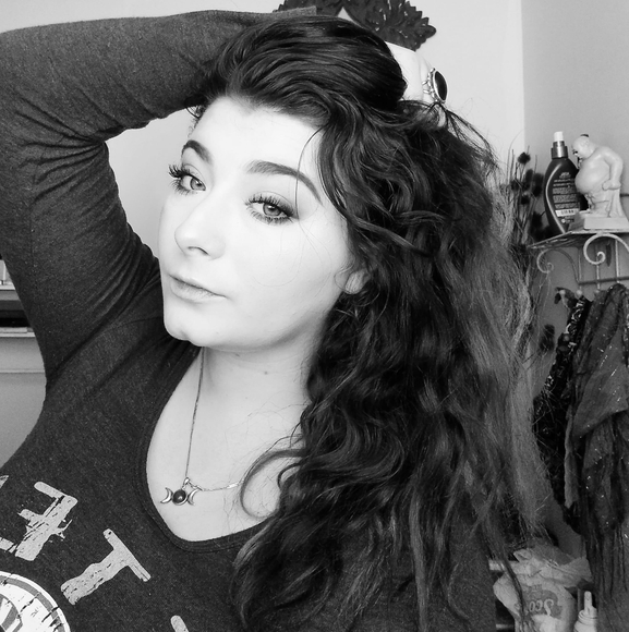 Profile Picture of Kylie Stotts (@kylie_stotts) on Poshmark