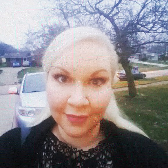 Profile Picture of Sarah Frownfelter (@sfrownfelter) on Poshmark