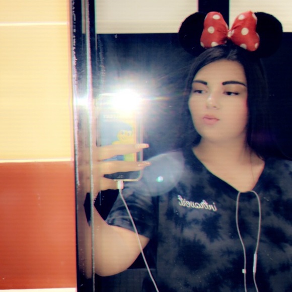 Profile Picture of Stefanie Silva (@yahhgirlstef) on Poshmark