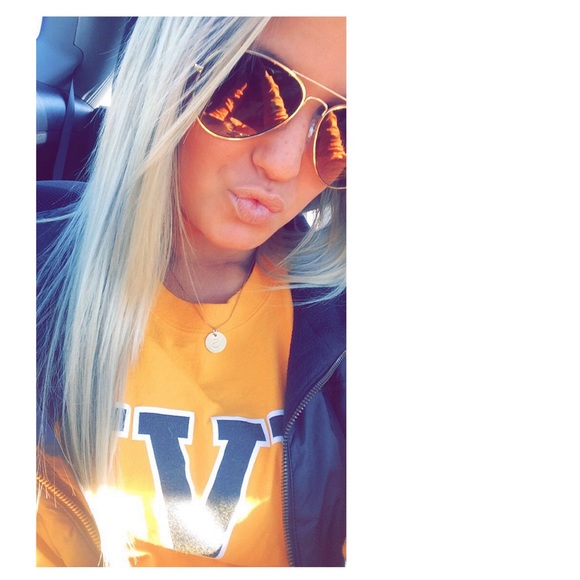 Profile Picture of Sam Seufert (@samseuf) on Poshmark