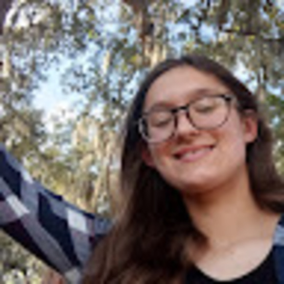 Profile Picture of Alice King (@aliceking274) on Poshmark