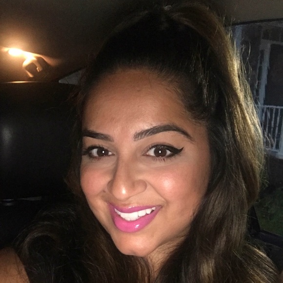 Profile Picture of Samira Sharifi (@sammo0824) on Poshmark