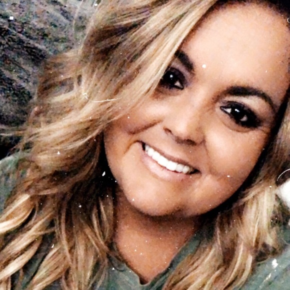 Profile Picture of Charlie Collinsworth (@beachbabe1007) on Poshmark