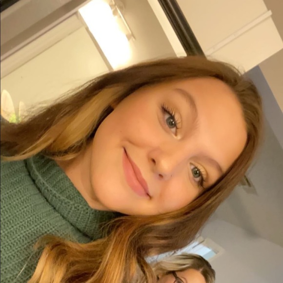 Profile Picture of Abby Drounette (@abbydrounette) on Poshmark