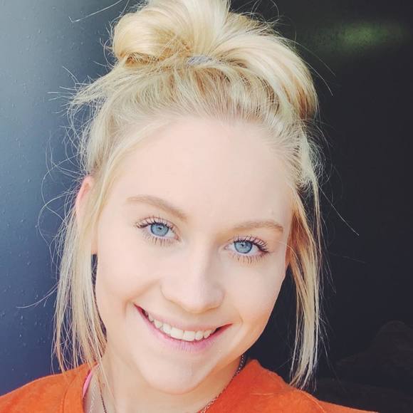 Profile Picture of Skylar Hallinger (@skylarjanelle) on Poshmark