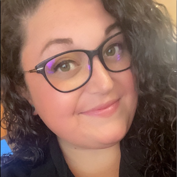 Profile Picture of Liz Matthews (@lmatt88) on Poshmark