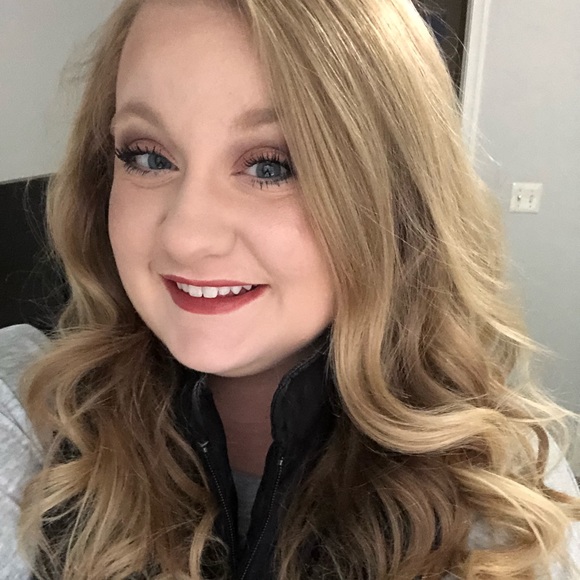 Profile Picture of Haley Hardy (@haley_hardy) on Poshmark