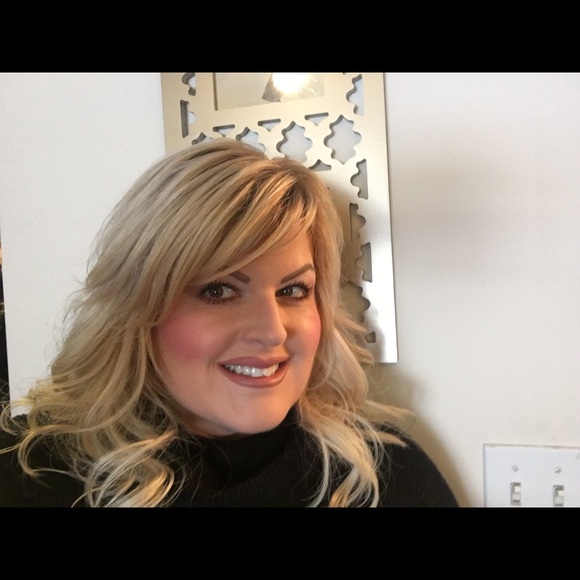 Profile Picture of Holly Felock (@hfelock) on Poshmark