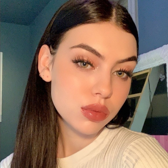 Profile Picture of Allie Pekurney (@allie_pekurney) on Poshmark
