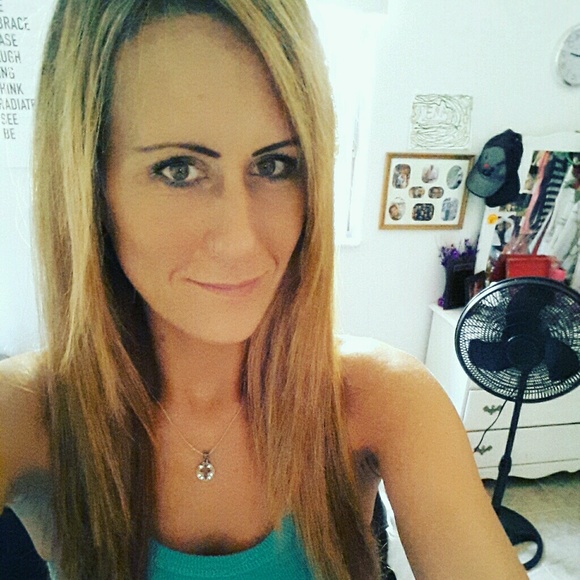Profile Picture of Jenny Burroughs (@rockangel1085) on Poshmark