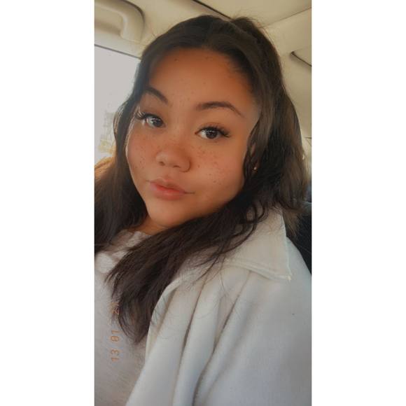 Profile Picture of Daniela Cristobal (@danielaa_xp) on Poshmark