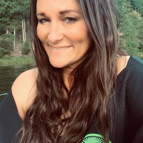 Profile Picture of Janette Berkhemer (@janetteshangers) on Poshmark