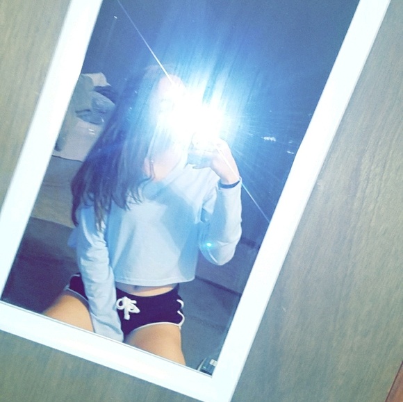 Profile Picture of Tori Archer (@xotorixo328) on Poshmark
