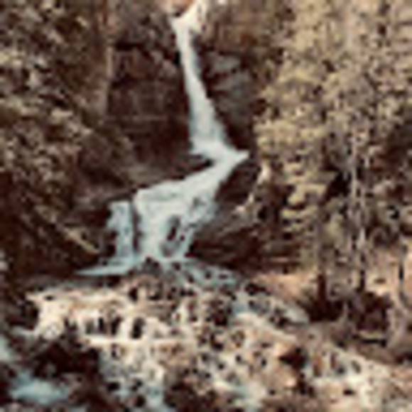 Profile Picture of Lashia Becenti (@baashiaa) on Poshmark