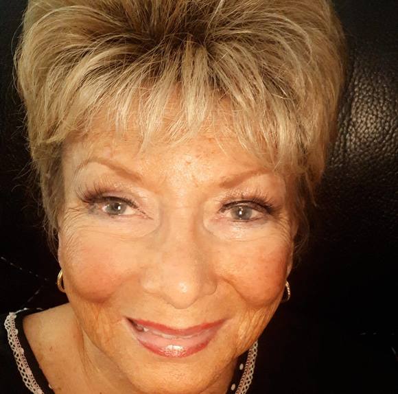 Profile Picture of Danielle Shoniker (@dskee456) on Poshmark