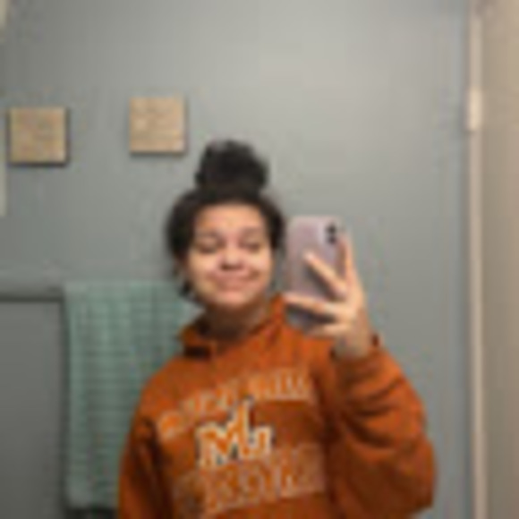 Profile Picture of Rosie Trevino (@rtrevino742) on Poshmark