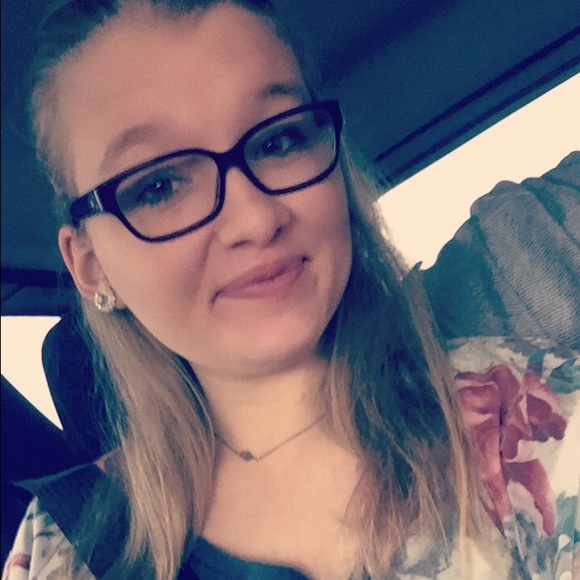 Carly Winterbower - Poshmark Profile Picture of Carly Winterbower (@carlyshine) on Poshmark