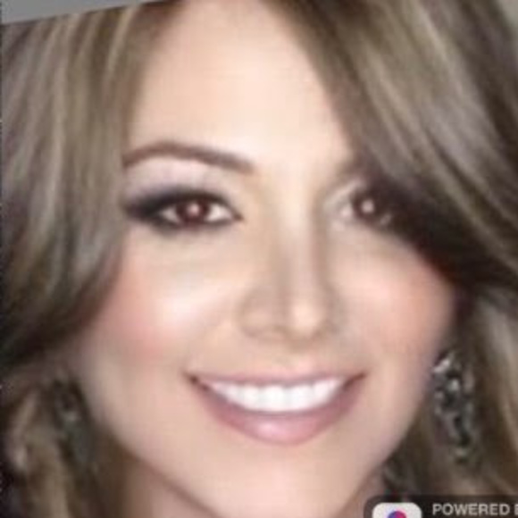Profile Picture of Jen Proutsos (@jenproutsos) on Poshmark